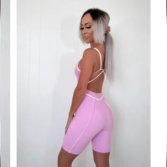 Contrast Piping open back Active Romper - Picture 2 of 3